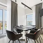 Luxury Waterfront 3-bedrooms * Odessza