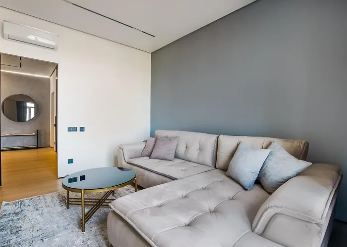 Luxury Waterfront 3-bedrooms Apartment *