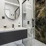 Luxury Waterfront 3-bedrooms Apartment
